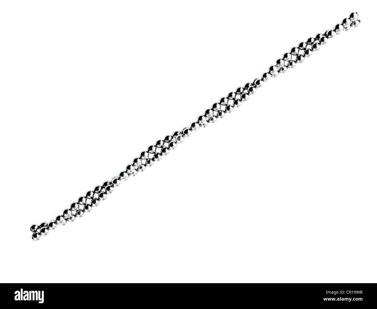 Studioaufnahme von zwei Reihen von Pachinko Kugeln miteinander verdrillt Stockfoto