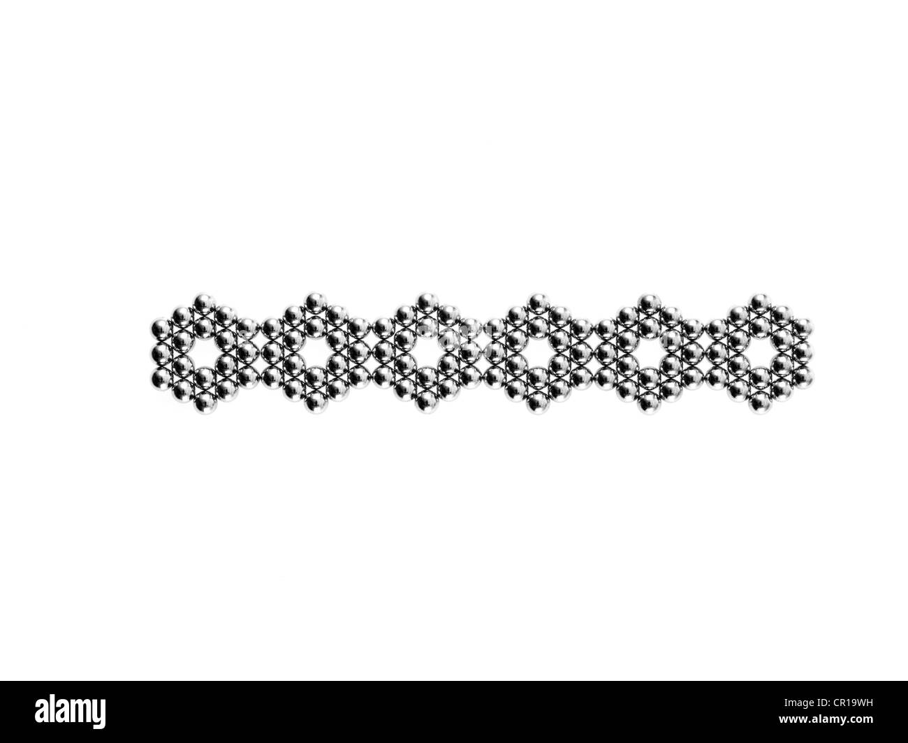 Studioaufnahme von Pachinko Kugeln in einzelne Zeile aus Sechsecken angeordnet Stockfoto