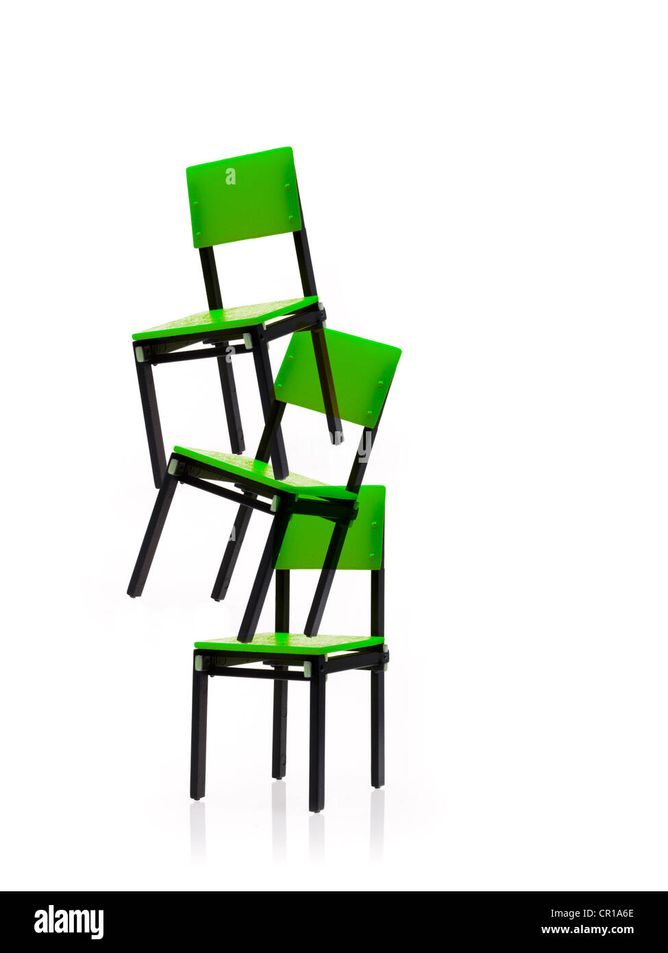 Studioaufnahme von drei grüne Stühle übereinander gestapelt Stockfoto