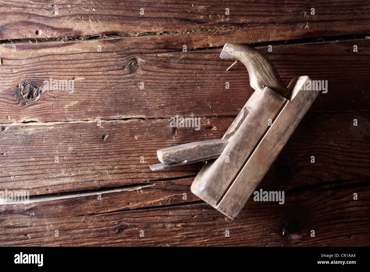 Altes Holz Flugzeug hängt an einer rustikalen Holzwand Stockfoto