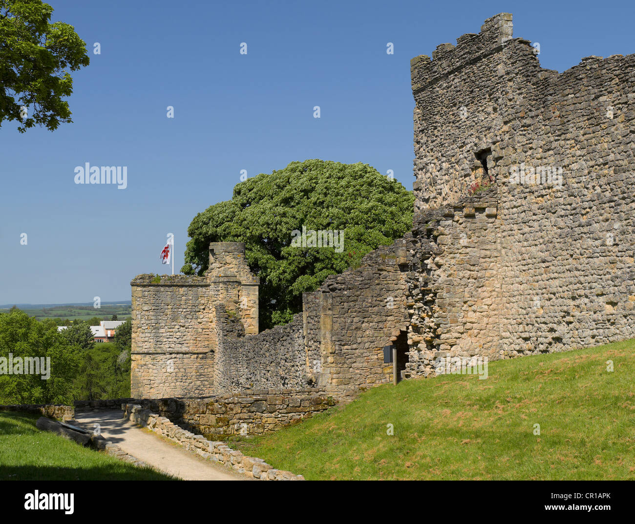 Eintritt zu den Ruinen von Pickering Castle North Yorkshire England Großbritannien Großbritannien GB Großbritannien Stockfoto