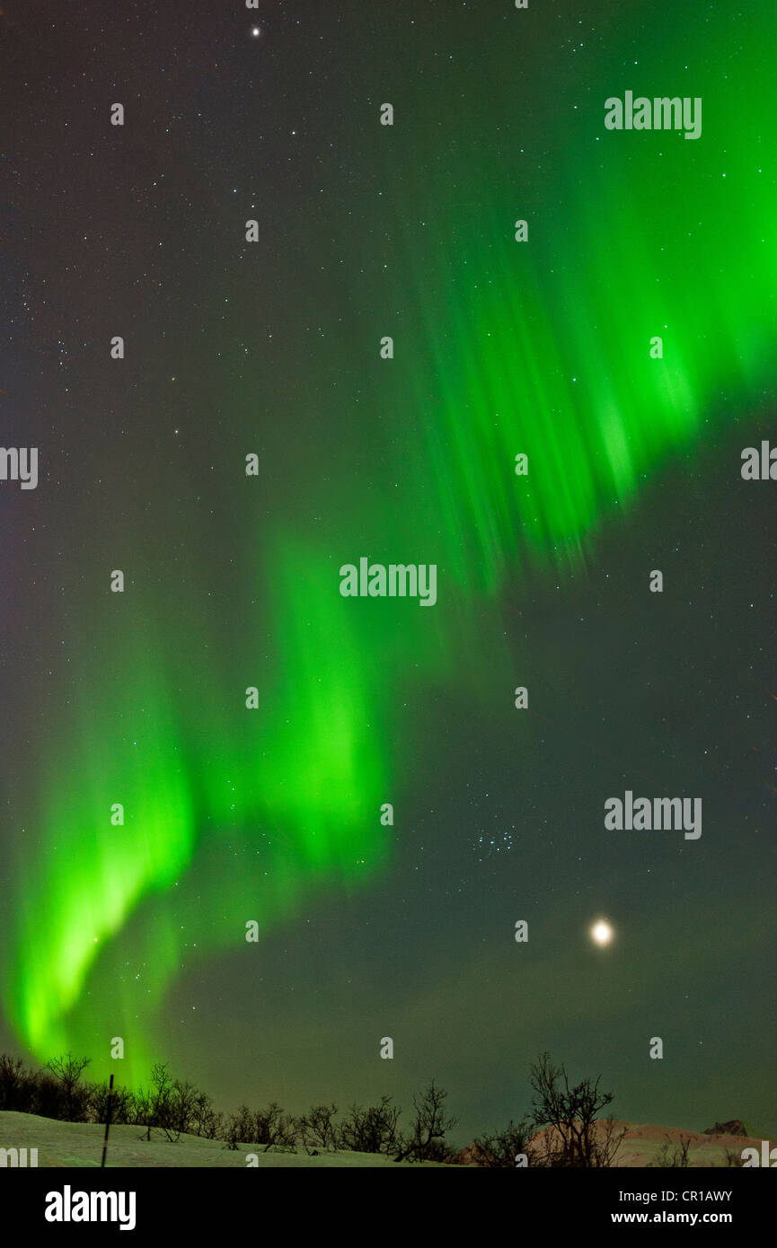 Nordlichter tanzen durch den Himmel in Tromsø, Norwegen Stockfoto