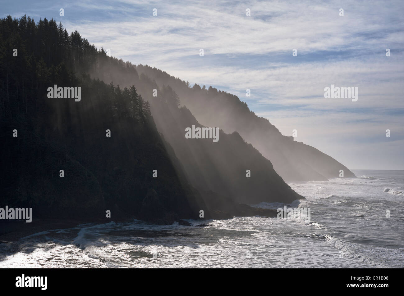 USA, Oregon, Lane County, Klippen und Meer bei strahlendem Sonnenschein Stockfoto