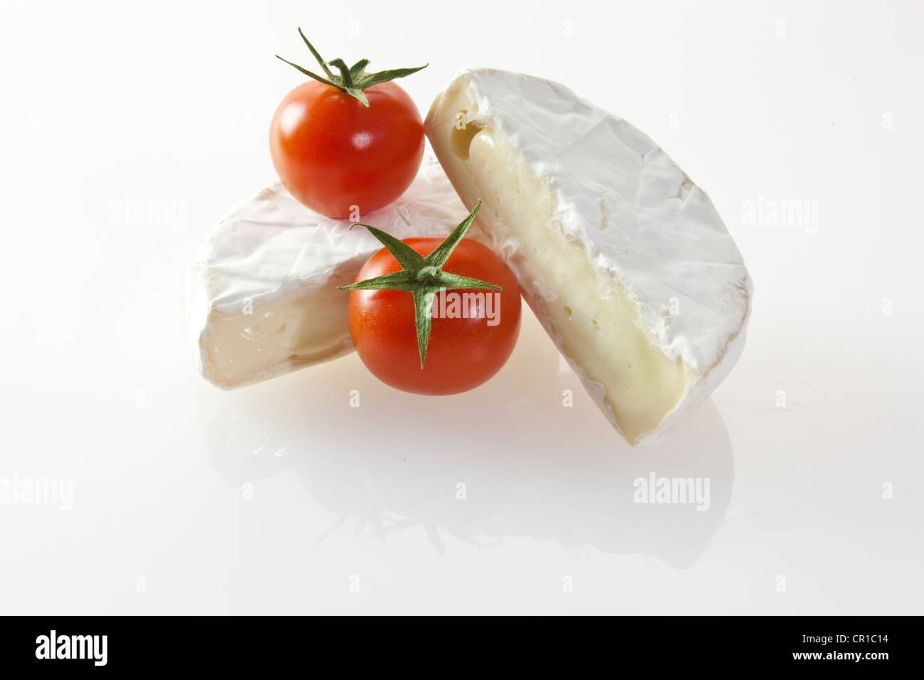 Camembert Käse mit Tomaten Stockfoto