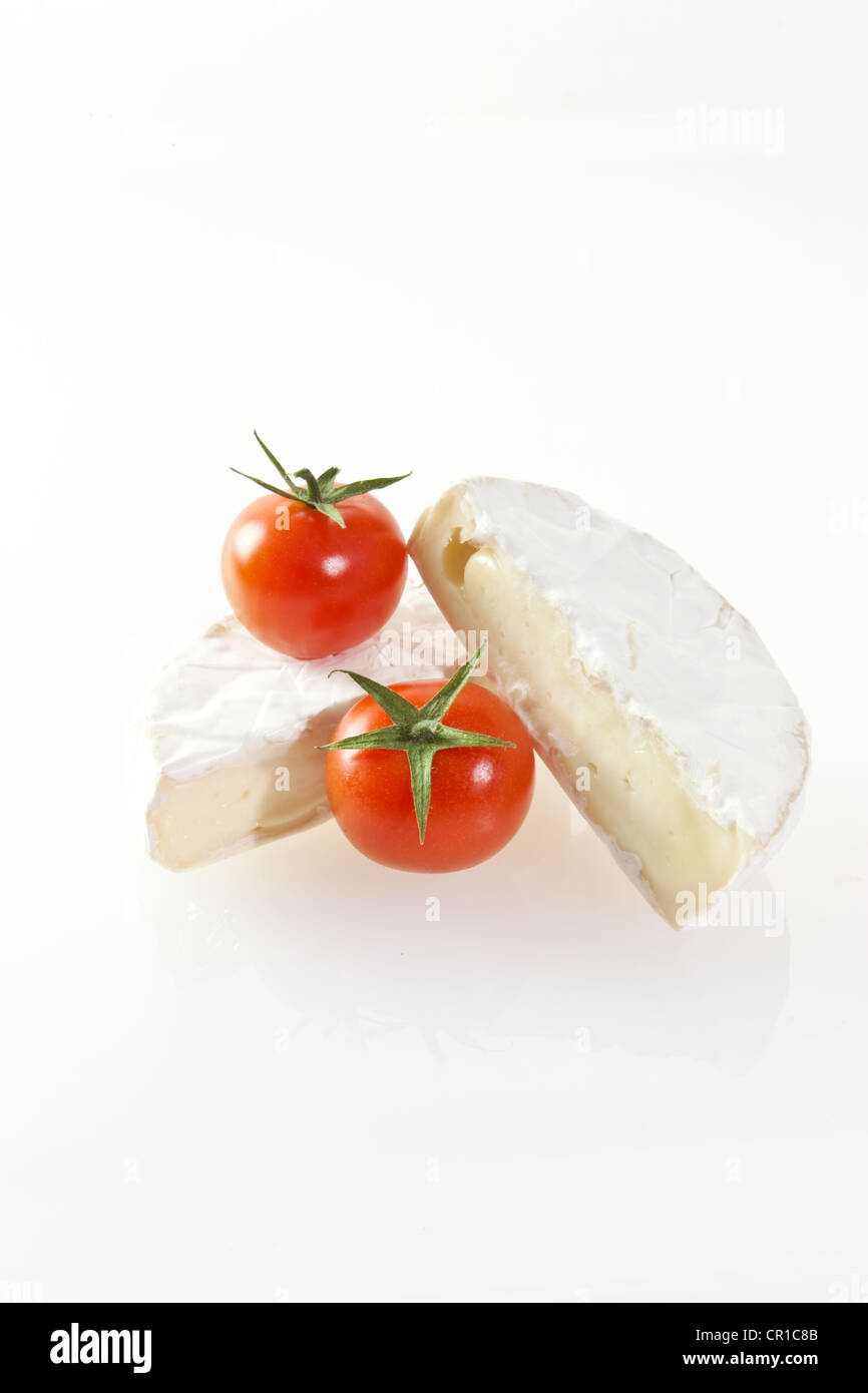 Camembert Käse mit Tomaten Stockfoto