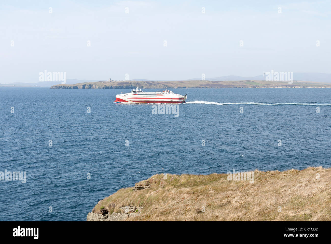 Hoxa Head, Orkney Inseln, Schottland mit Katamaran Pentalina Stockfoto