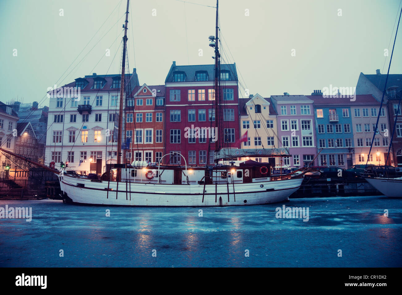 Dänemark, Kopenhagen, Nyhavn District am frühen Wintermorgen Stockfoto