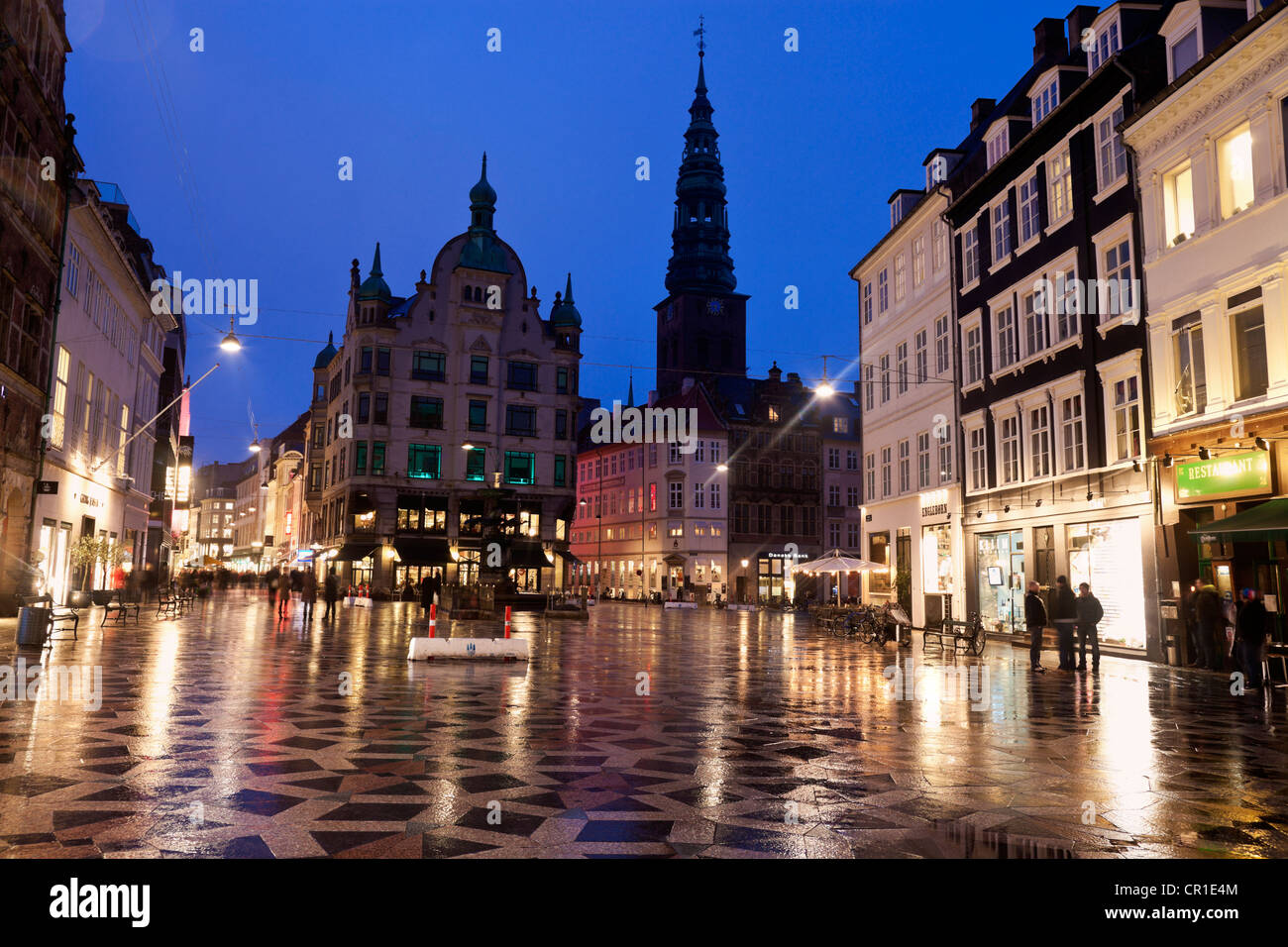 Dänemark, Kopenhagen, Straßenszene in der Abenddämmerung Stockfoto