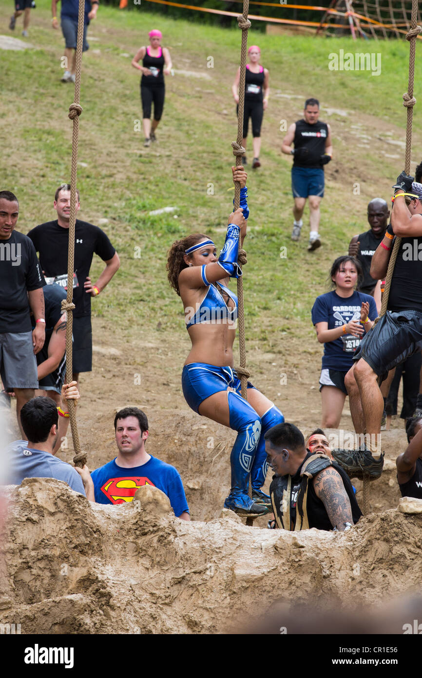 Teilnehmer des schwierigen Hindernis Trail Sprintrennen, Spartan Race in Tuxedo New York laufen im Schlamm, Feuer, springen, kriechen Stockfoto Teilnehmer des schwierigen Hindernis Trail Sprintrennen, Spartan Race in Tuxedo New York laufen im Schlamm, Feuer, springen, kriechen Stockfoto