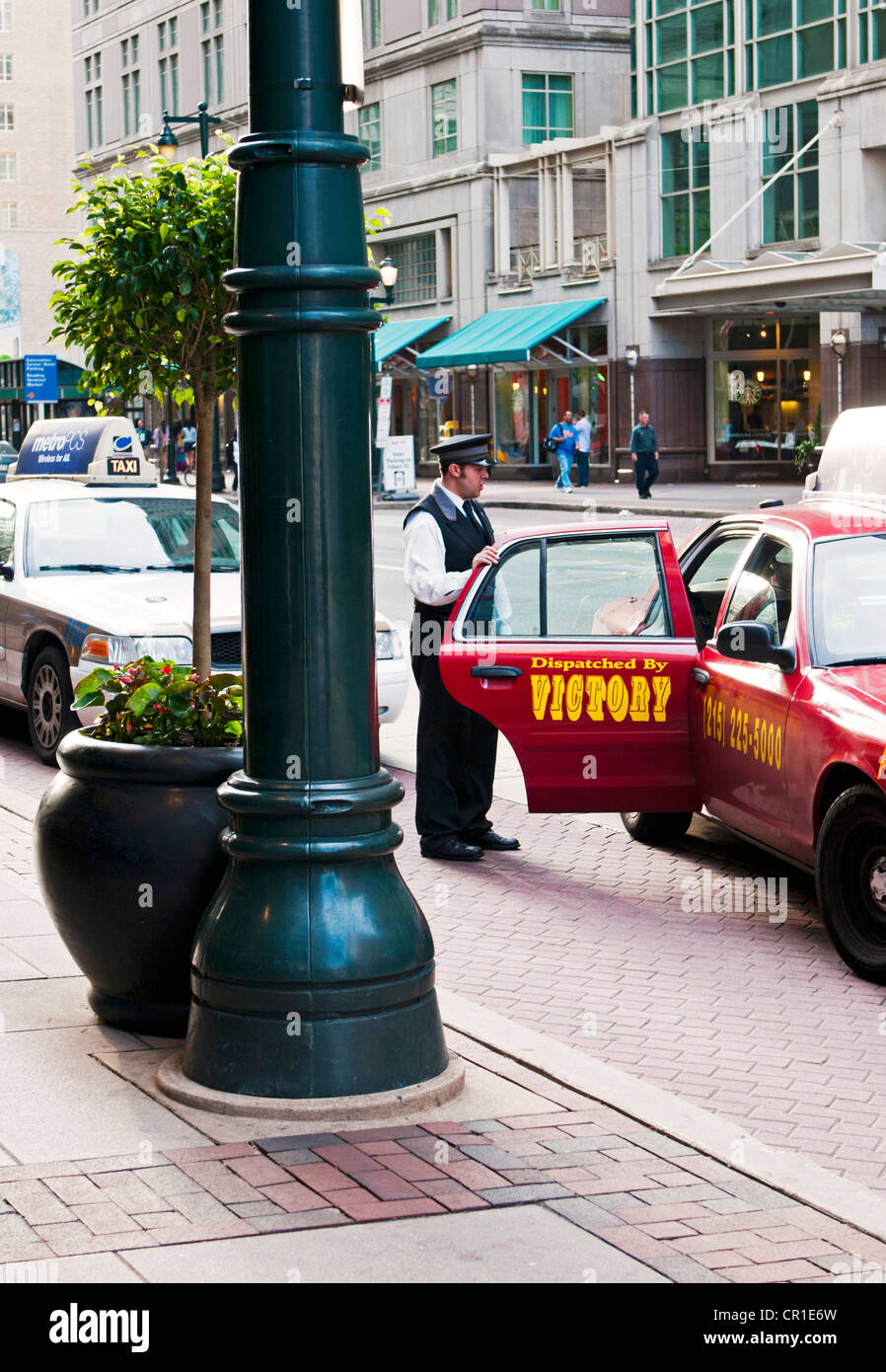 Portier öffnet eine Taxi Cab Tür in Philadelphia Pennsylvania Stockfoto