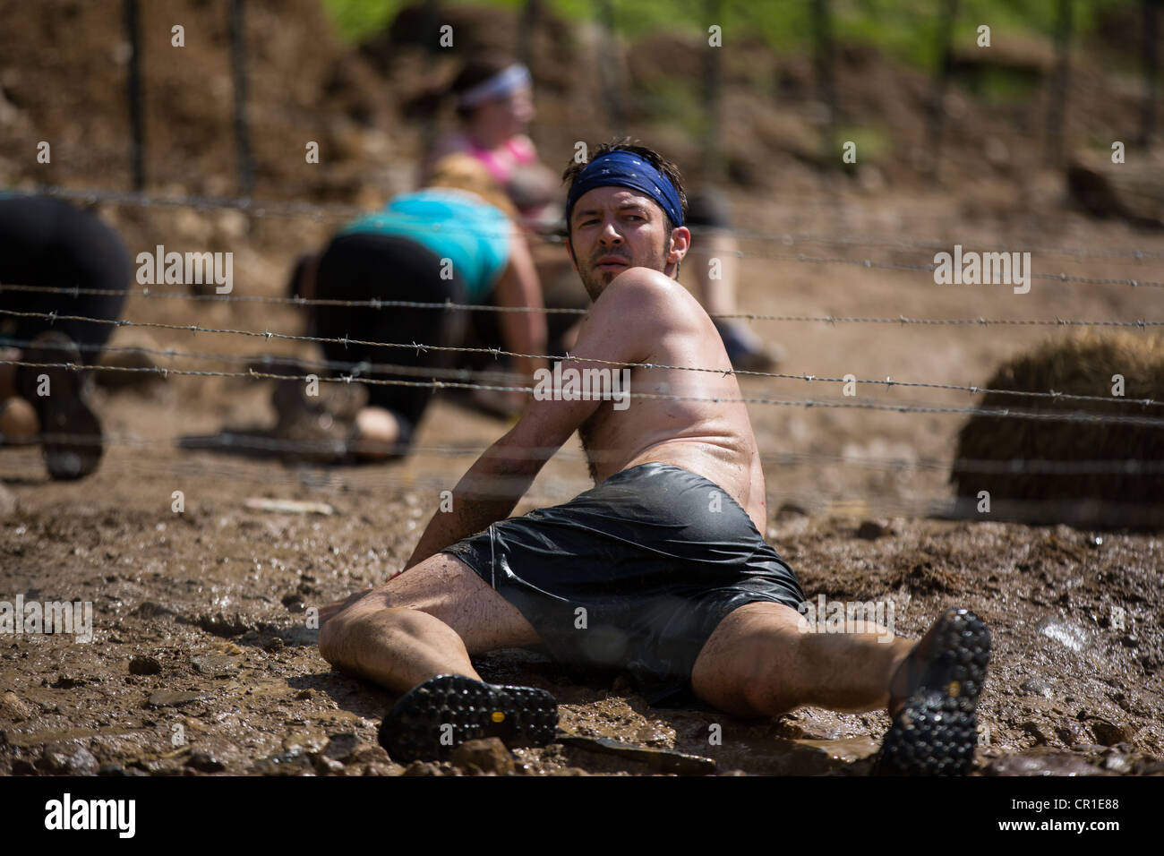 Teilnehmer des schwierigen Hindernis Trail Sprintrennen, Spartan Race in Tuxedo New York laufen im Schlamm, Feuer, springen, kriechen Stockfoto