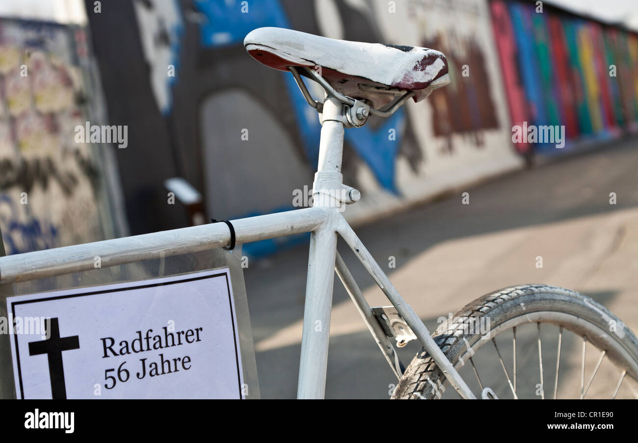 Weißen Fahrrad als ein Denkmal für Radfahrer starb im Verkehr Unfälle, Berlin, Deutschland, Europa Stockfoto