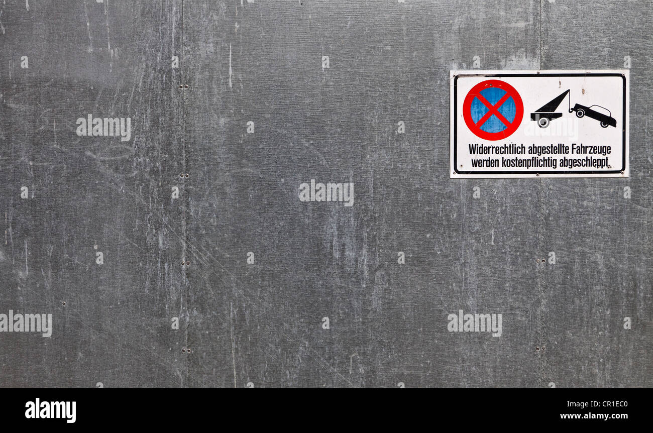 Kein Parkplatz-Schild an einer Metallwand Stockfoto