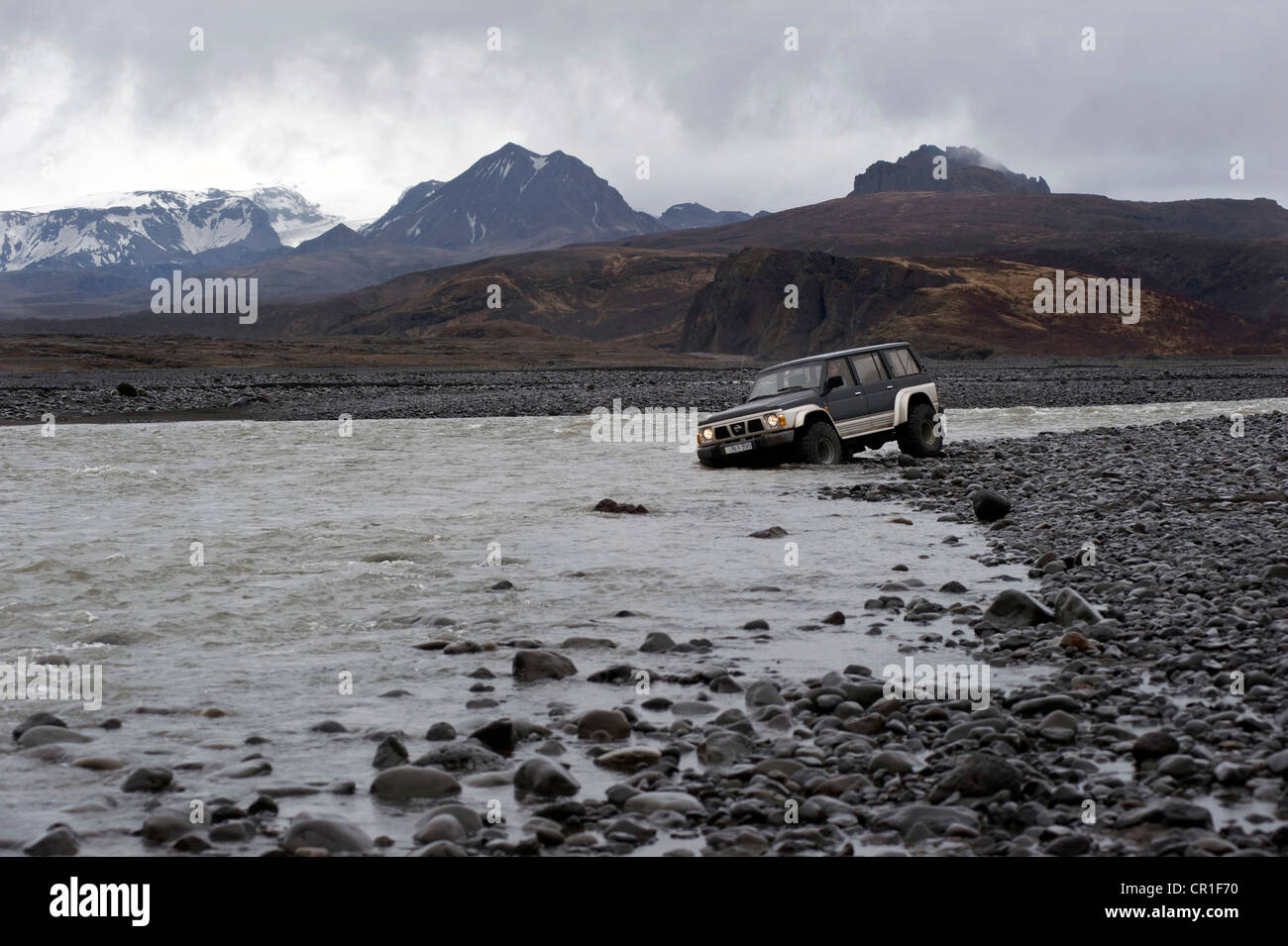 Super-Jeep fording Flusses Markarfljót, Þórsmoerk, Island, Europa Stockfoto