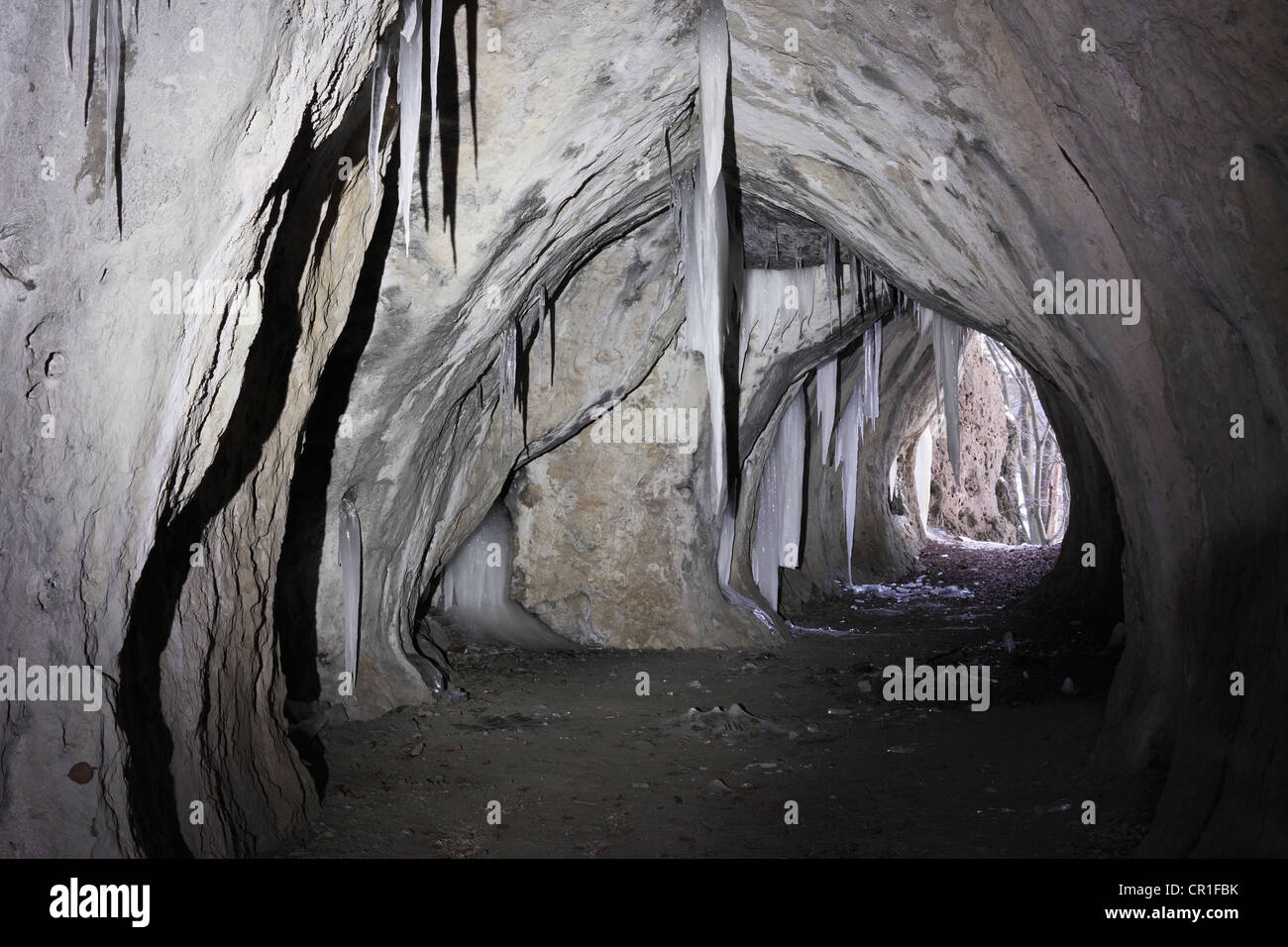 Eiszapfen in der Klauskirche Höhle Durchgang, Fränkische Schweiz, Oberfranken, Franken, Bayern, Deutschland, Europa Stockfoto