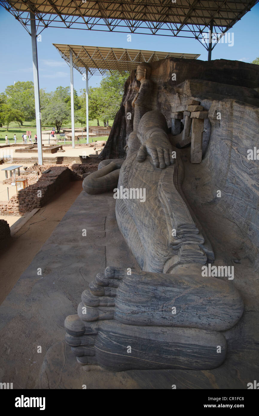 Stehend und liegend, Buddha-Statuen, Gal Vihara, Polonnaruwa (UNESCO-Weltkulturerbe), North Central Province, Sri Lanka Stockfoto