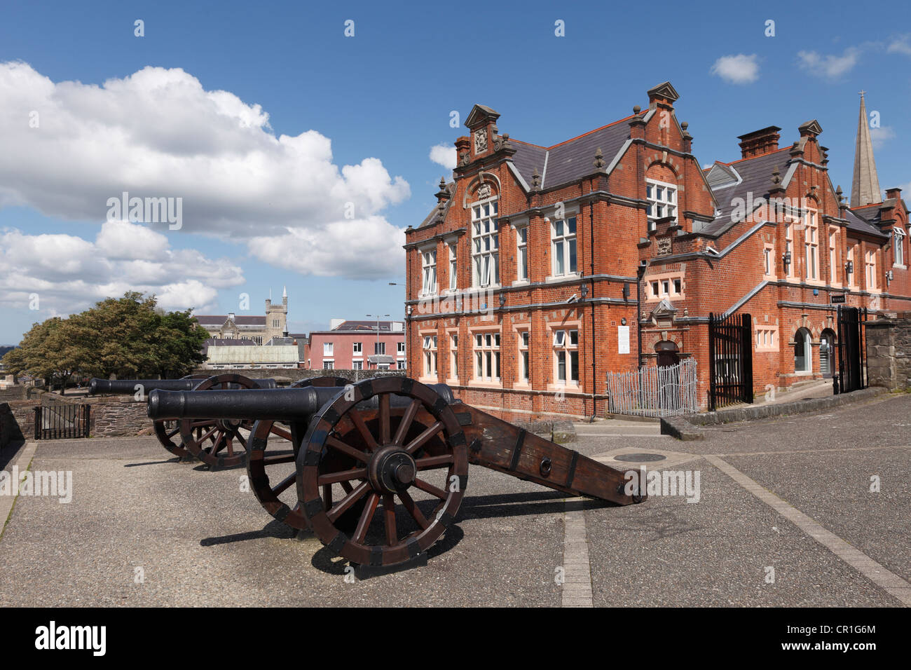 Kanonen auf der Stadtmauer, Londonderry, County Derry, Nordirland, Vereinigtes Königreich, Europa, PublicGround Stockfoto