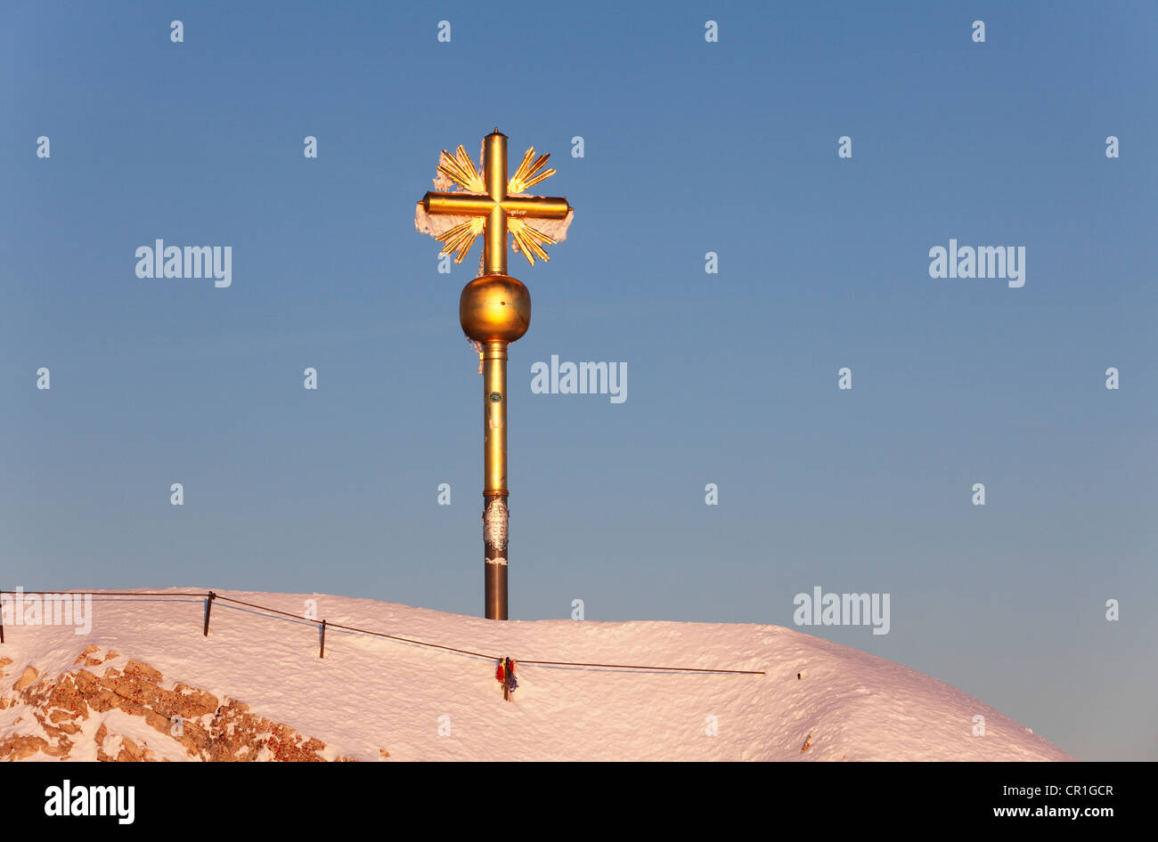 Gipfelkreuz auf Zugspitzmassivs, Ostgipfel, Wettersteingebirge, Upper Bavaria, Bayern, Deutschland, Europa Stockfoto