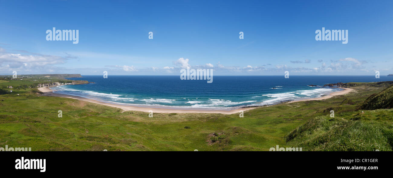 White Park Bay oder Whitepark Bay mit Portbradden, links, Küste von Antrim, County Antrim, Nordirland, Vereinigtes Königreich, Europa Stockfoto