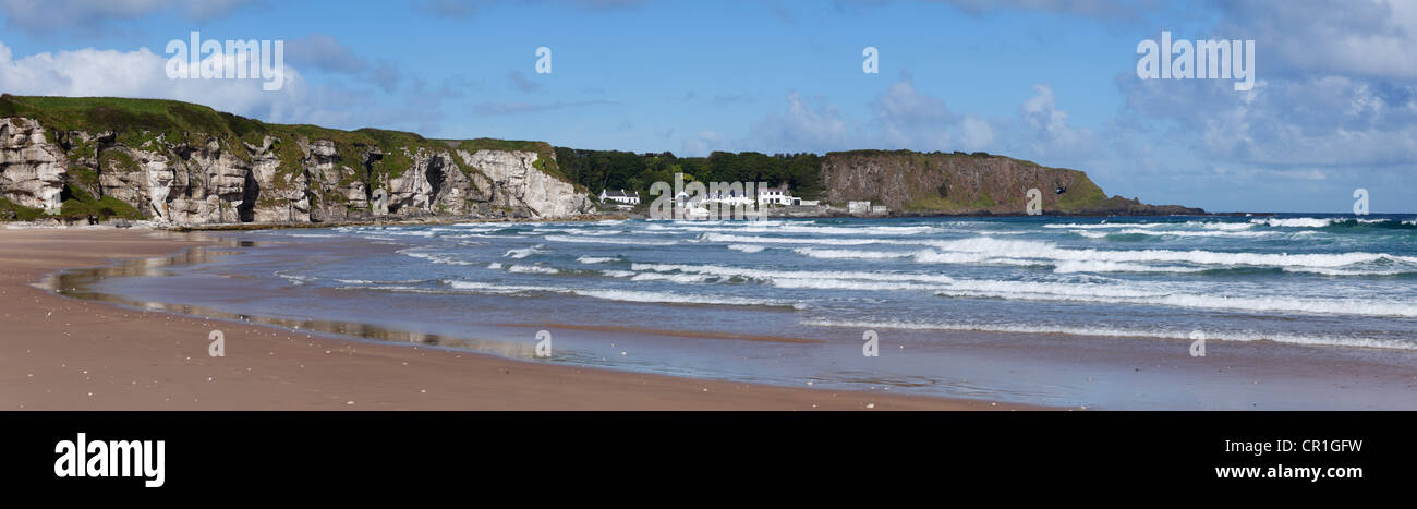 White Park Bay oder Whitepark Bay mit Portbradden, Küste von Antrim, County Antrim, Nordirland, Vereinigtes Königreich, Europa Stockfoto