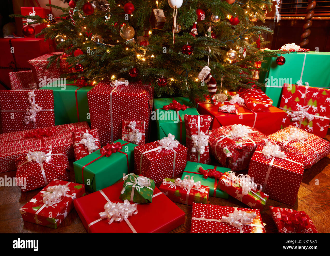 Weihnachtsgeschenke unter Baum Stockfoto