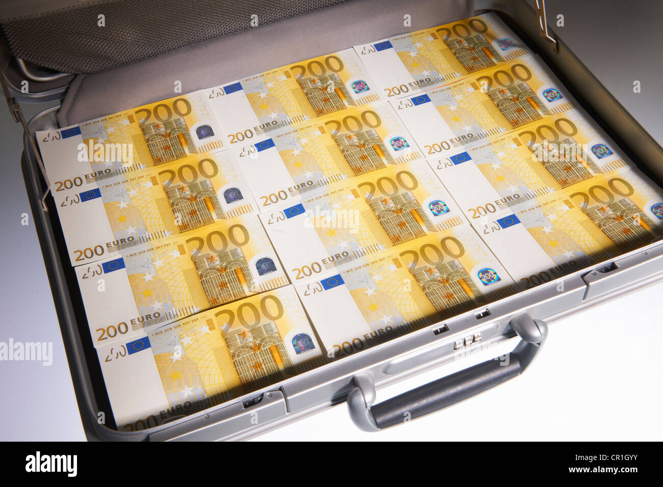 Koffer voller Euro-Scheine Stockfoto