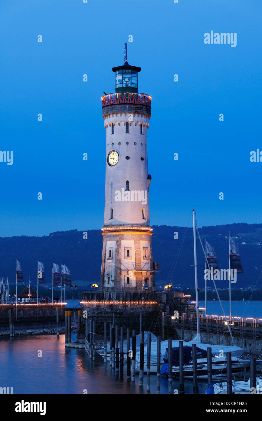 Leuchtturm am Hafen in der Abenddämmerung, Lindau am Bodensee, Schwaben, Bayern, Deutschland, Europa, PublicGround Stockfoto