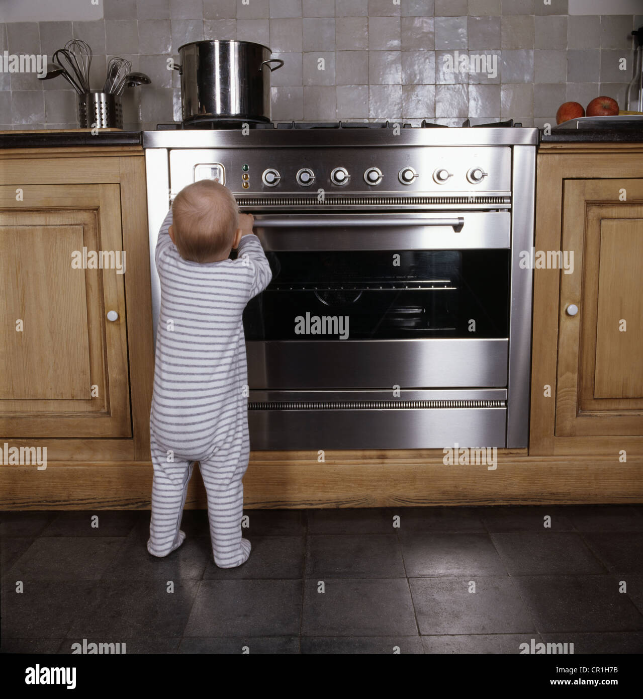 Säugling tatenlos Ofen in der Küche Stockfoto