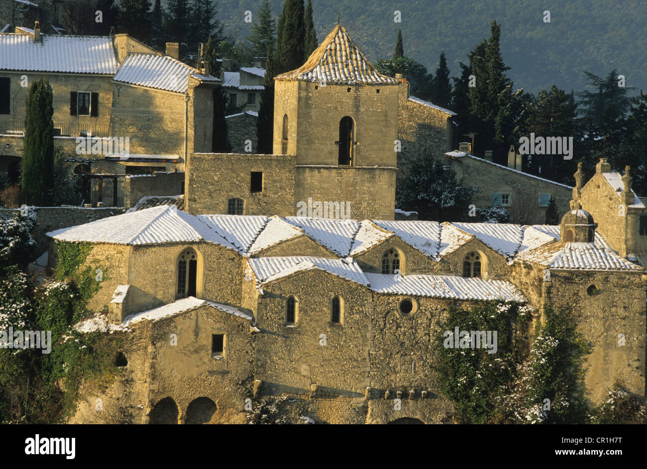 Frankreich, Vaucluse, ehemalige Kathedrale der oberen Stadt von Vaison la Romaine unter dem Schnee im winter Stockfoto