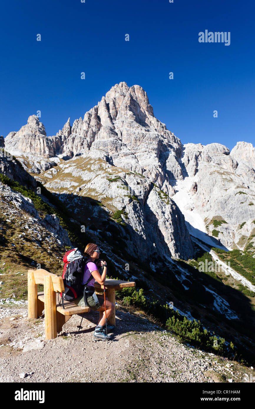 Bergsteiger auf dem Weg nach unten von Dreizinnenhuette Almhütte oder Berghütte Rifugio Antonio Locatelli S. Innerkofler, Stockfoto