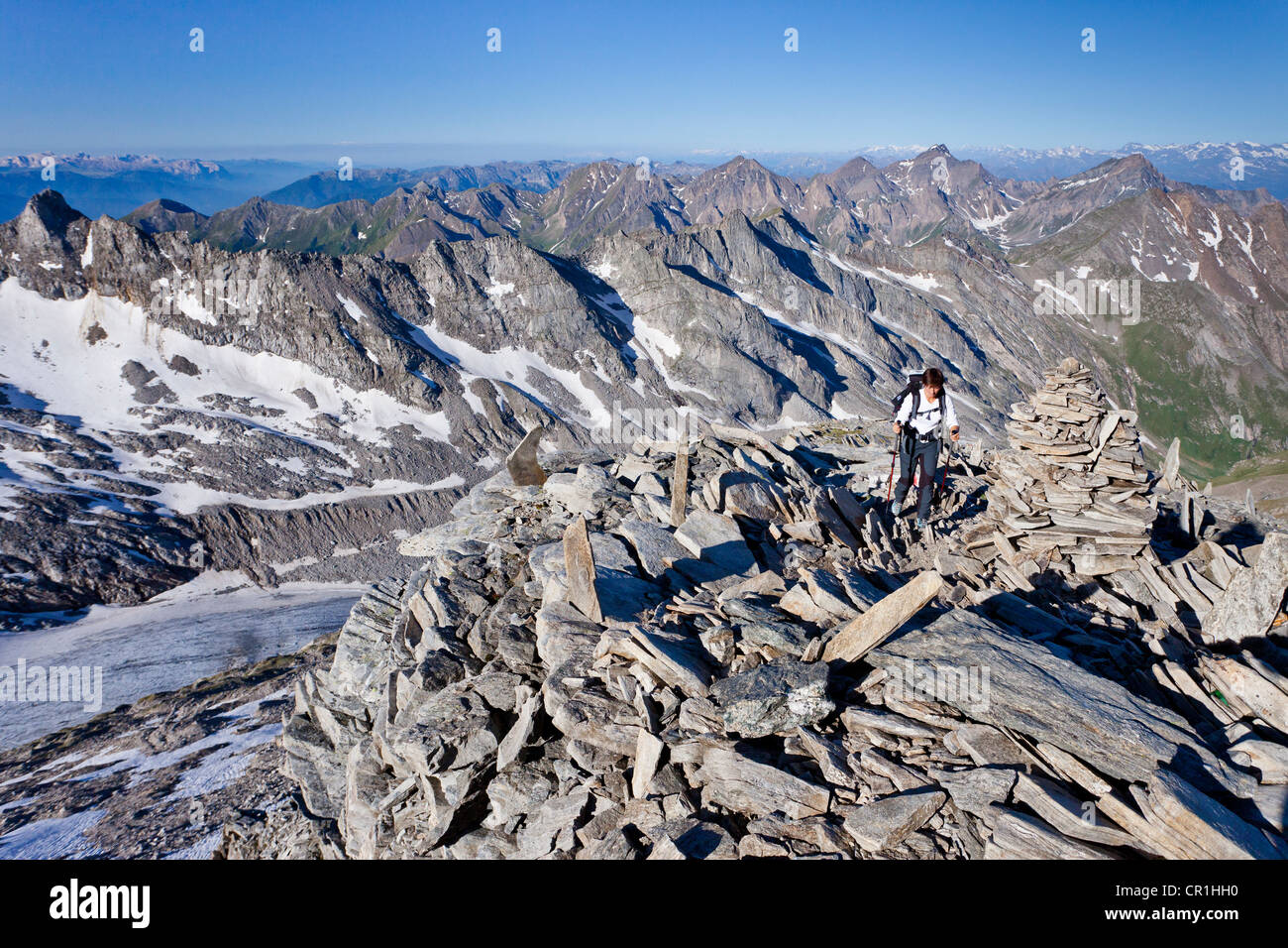 Beim Klettern Hochfeiler Berg, mit Blick auf die Täler Pfitschertal, Eisacktal und Wipptal und die Dolomiten anzeigen Stockfoto