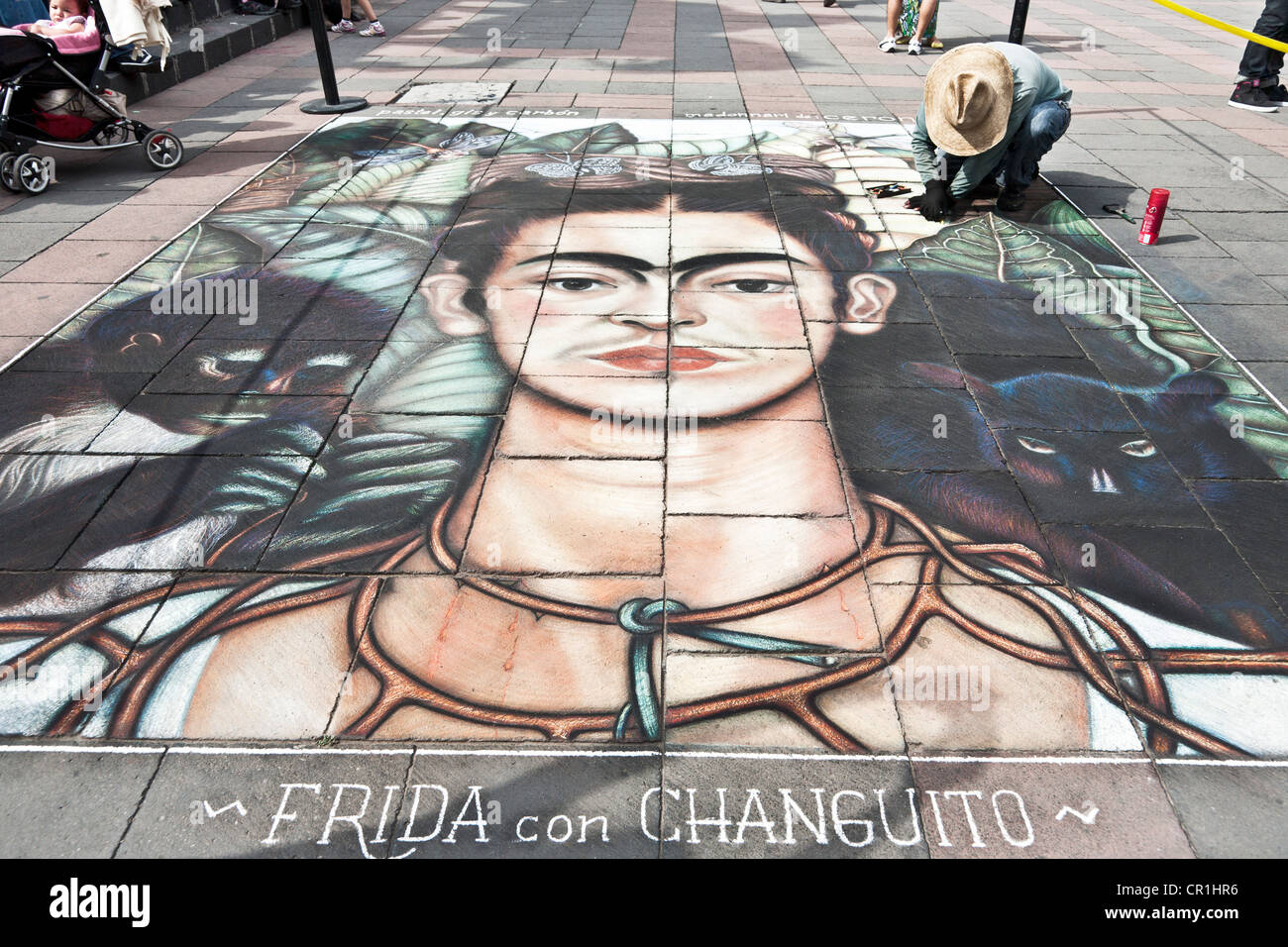 Künstler setzt letzten Schliff auf seinem Bürgersteig Kreidezeichnung von Frida Kahlo zu Ehren, Selbstbildnis mit Halskette of Thorns Stockfoto