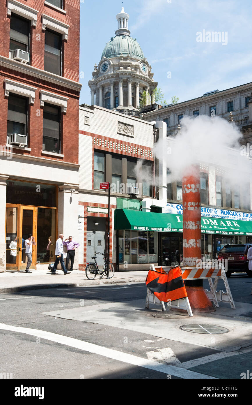 New Yorker Straßenszene Grand Street mit allgegenwärtigen Dampfventil Rohr & Blick auf Kupfer dome denkmalgeschützten ehemaligen Polizeipräsidium Stockfoto