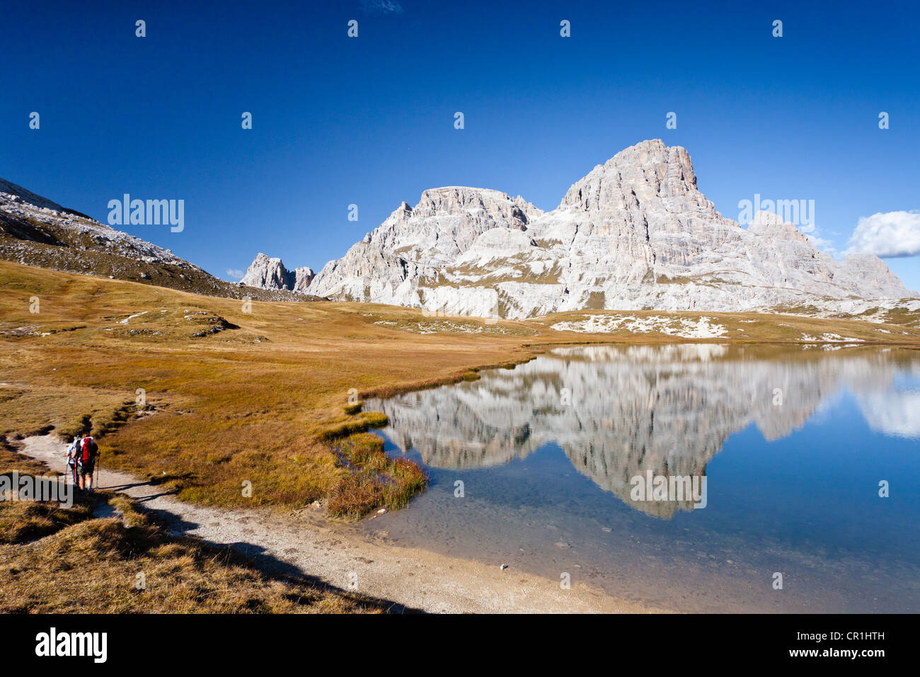 Wanderer, absteigend von der Drei-Zinnen-Hütte oder Rifugio Antonio Locatelli S. Innerkofler, an den Boedenseen Seen, Mt Stockfoto