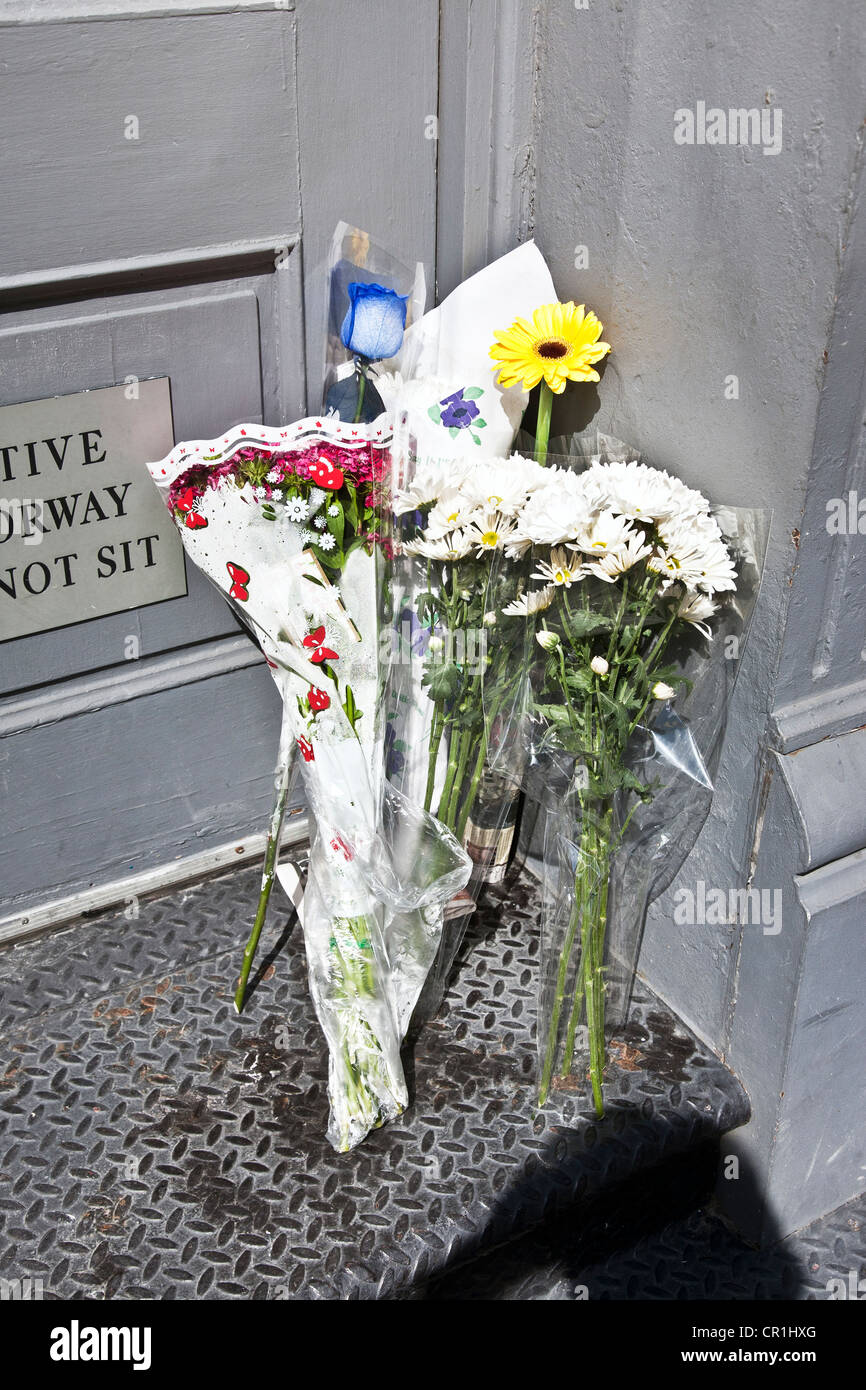 Loft-Gebäude Haus von Etan Patz Eltern am 33. Jahrestag seines Verschwindens aus Soho Nachbarschaft sind Blumen draußen stehen Stockfoto