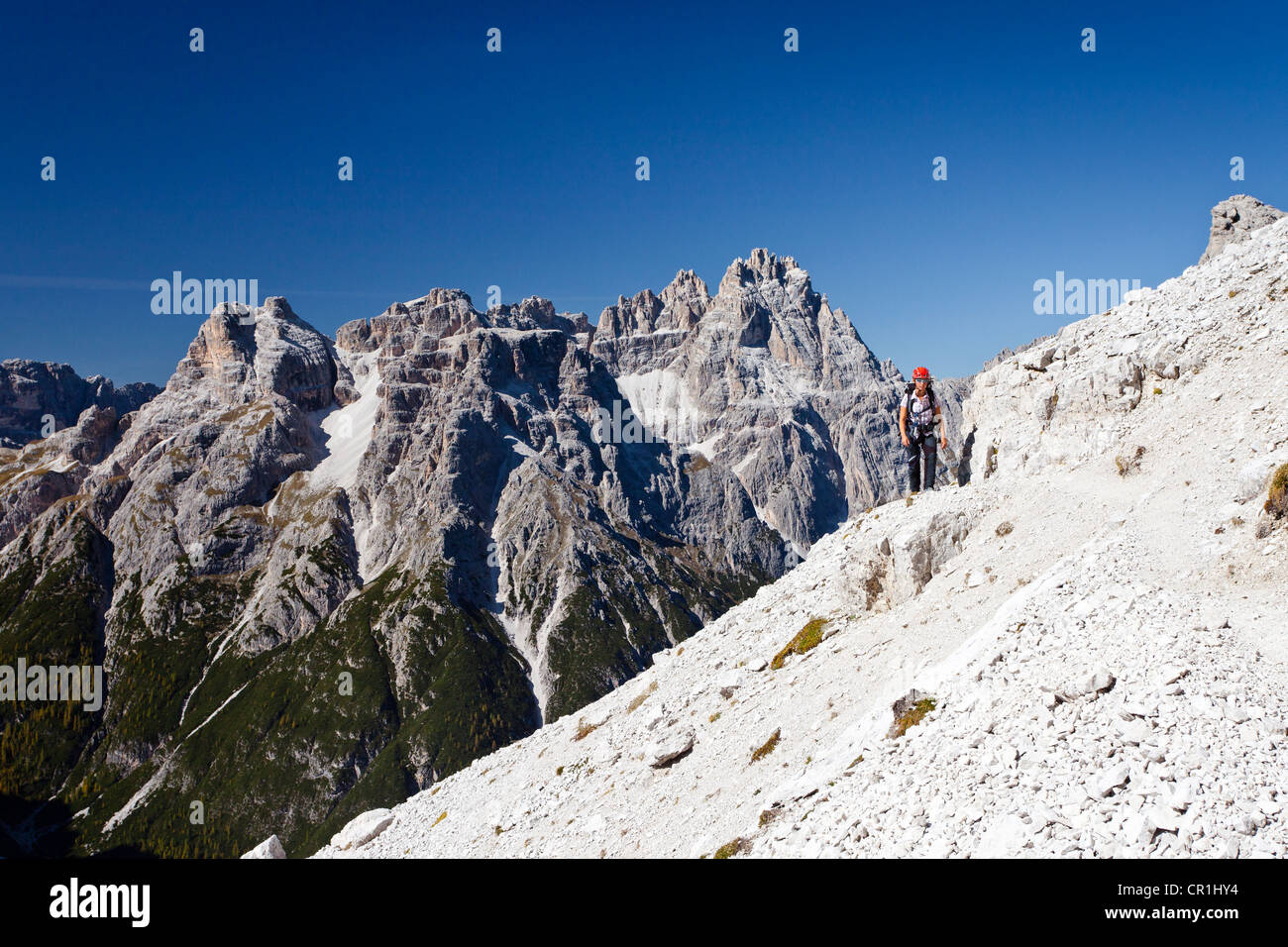 Wanderer auf dem Alpinisteig oder Strada Degli Alpini Klettersteig, Mt Dreischusterspitze oder Punta dei Tre Scarperi in den Rücken, Stockfoto