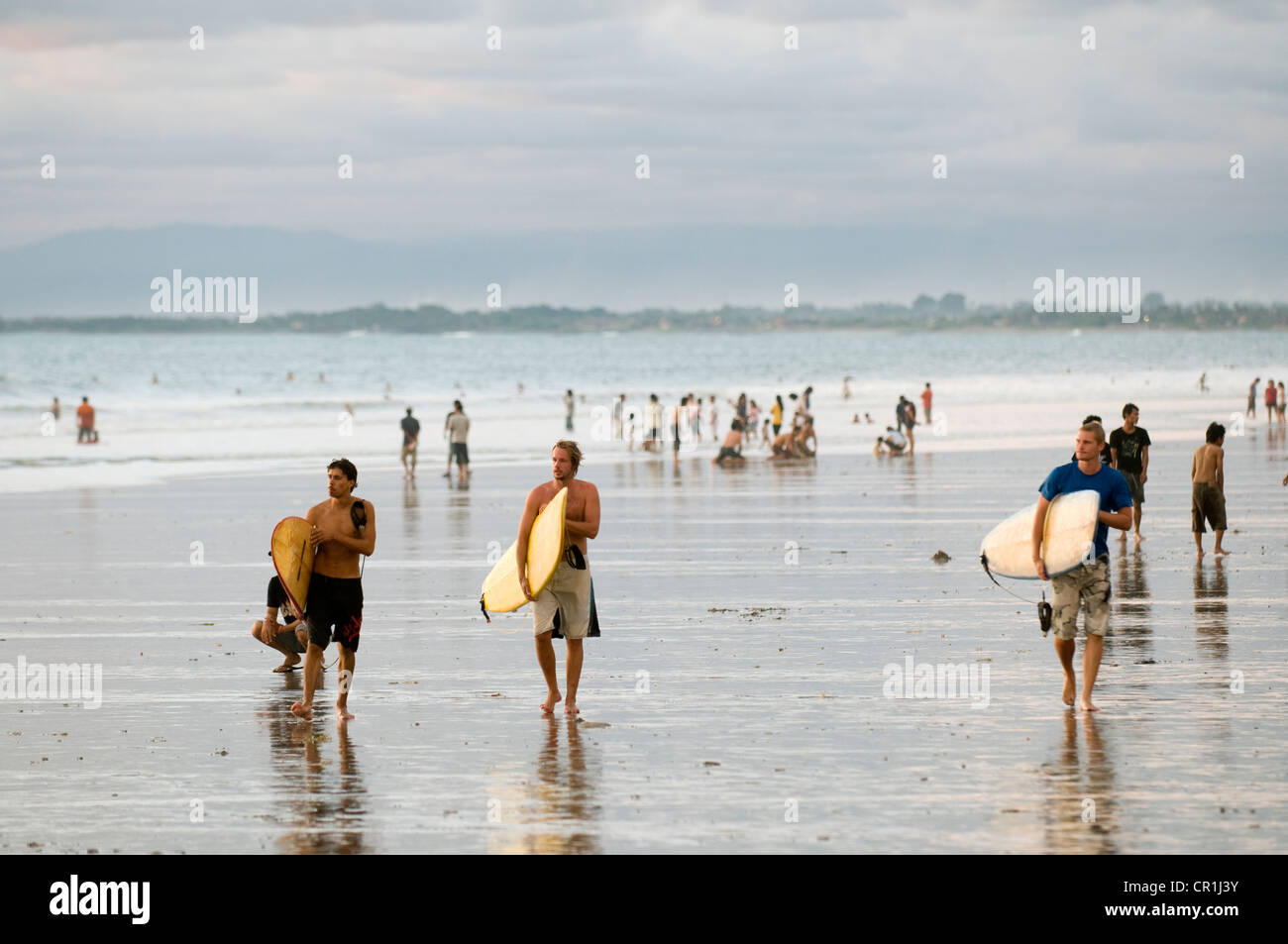 Indonesien, Bali, Surfer bei Sonnenuntergang am Strand von Kuta Stockfoto