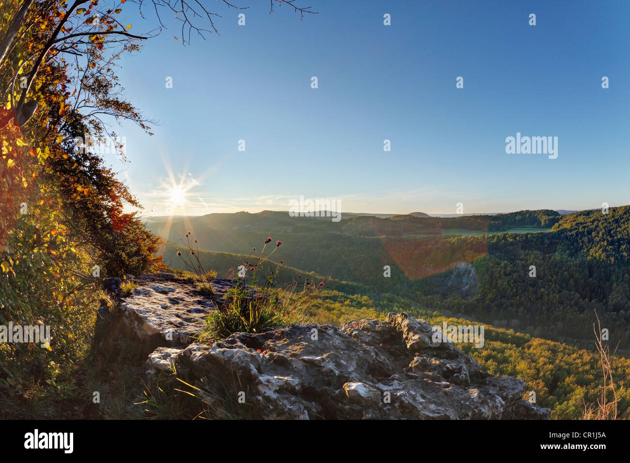 Blick aus der Roethelfels oder Roetelfels Klettern Fels, Sonnenaufgang, Fränkische Schweiz, Oberfranken, Franken, Bayern Stockfoto