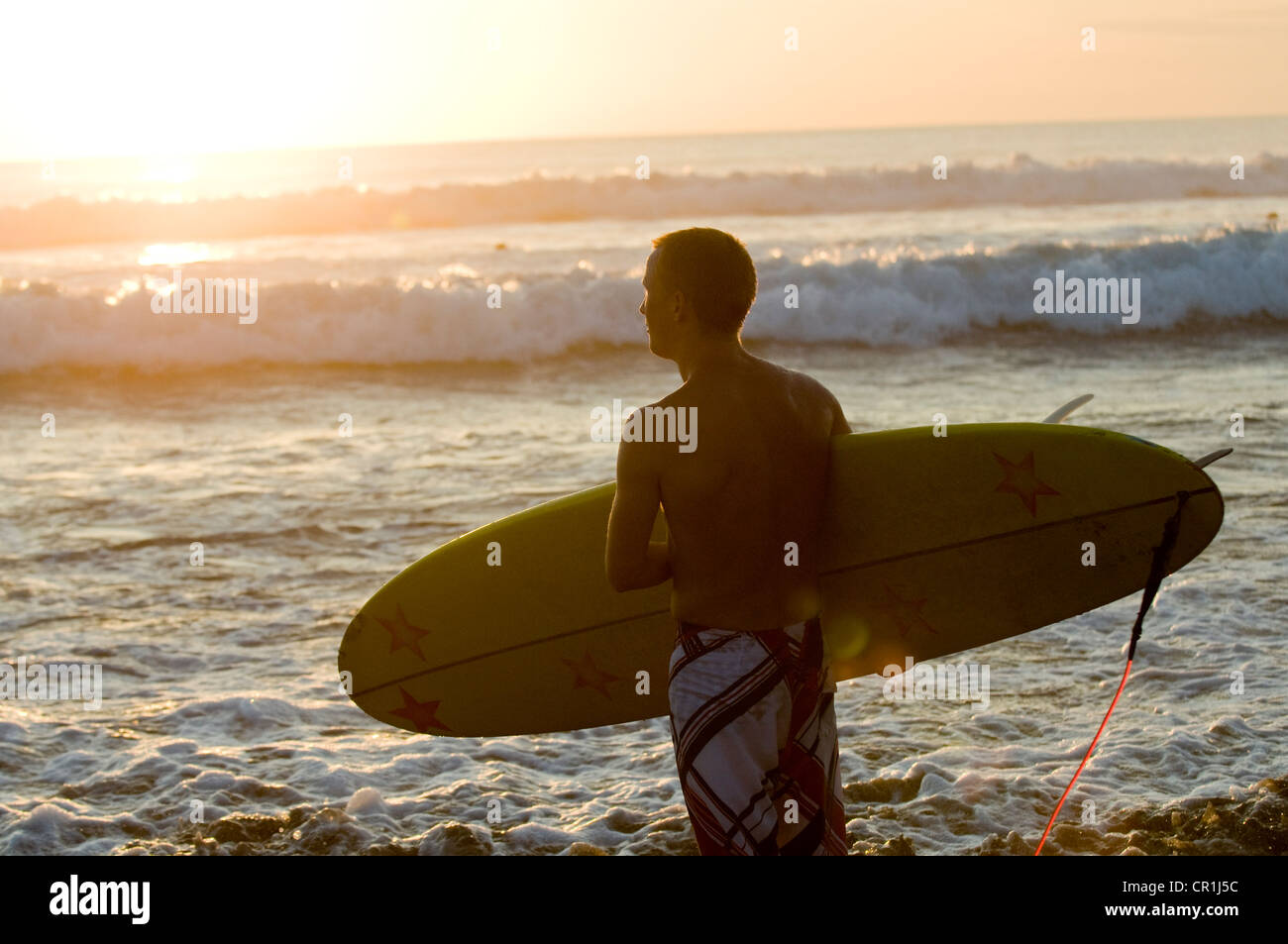 Indonesien, Bali, Surfer am Strand von Kuta bei Sonnenuntergang Stockfoto