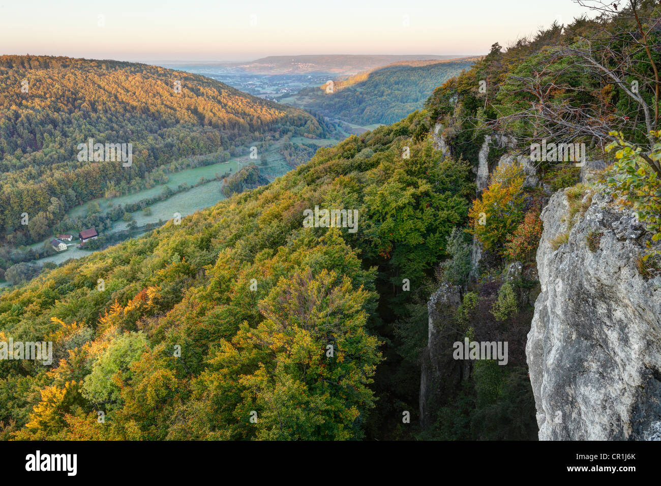 Blick von der Roethelfels oder Roetelfels Klettern Fels, Altental Tal an Front, Wiesenttal-Tal am Rücken, am Morgen Stockfoto