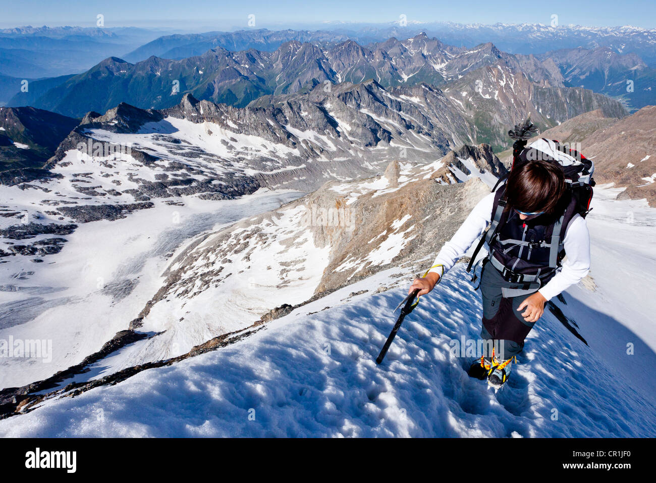 Wanderer Klettern Mt Gran Pilastro, die Täler Val di Vizze, Valle Isarco und Wipptal im Rücken, Südtirol, Italien, Europa Stockfoto