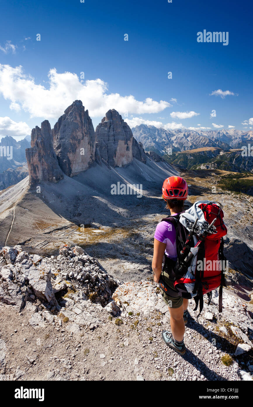 Wanderer auf Mt Paterno, Ansicht des Tre Cime di Lavaredo-Massivs, Mt Monte Cristallo in den Rücken, Sexten, Sexten, Hochpustertal Stockfoto