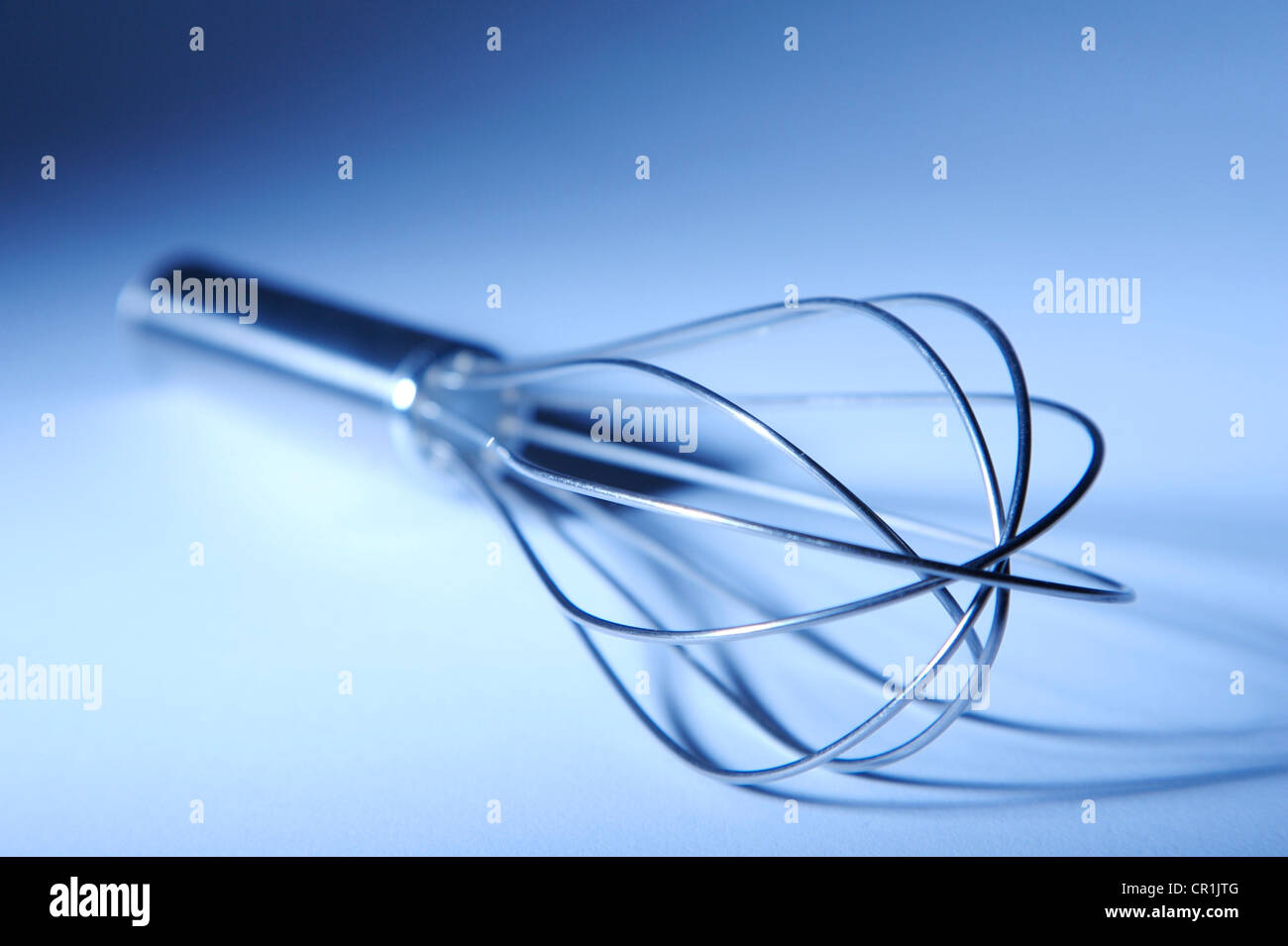 Schneebesen blauen Hintergrund Küche Stockfoto