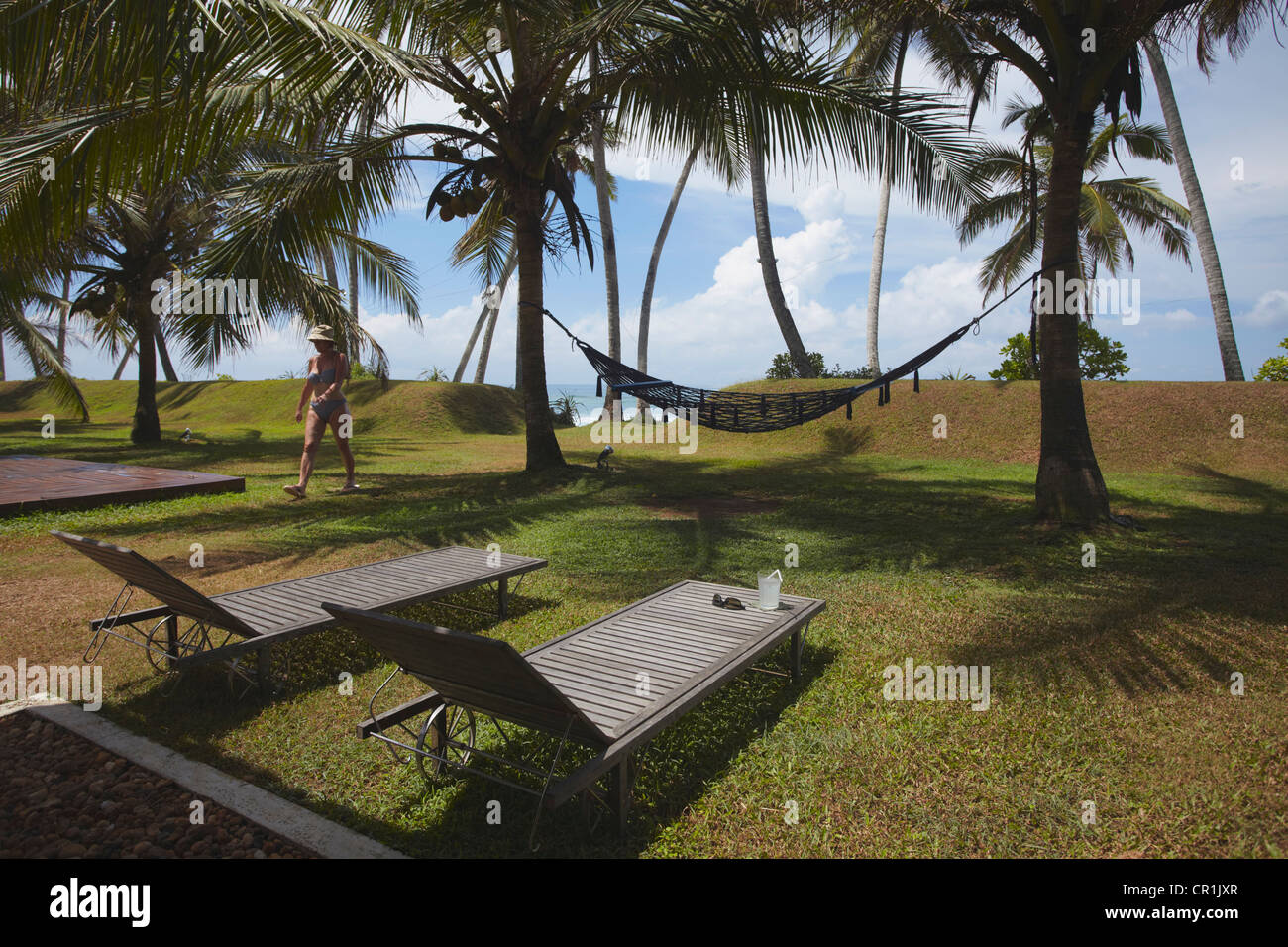 Liegestühle im Frangipani-Baum Boutique Hotel, Thalpe, südlichen Provinz, Sri Lanka Stockfoto