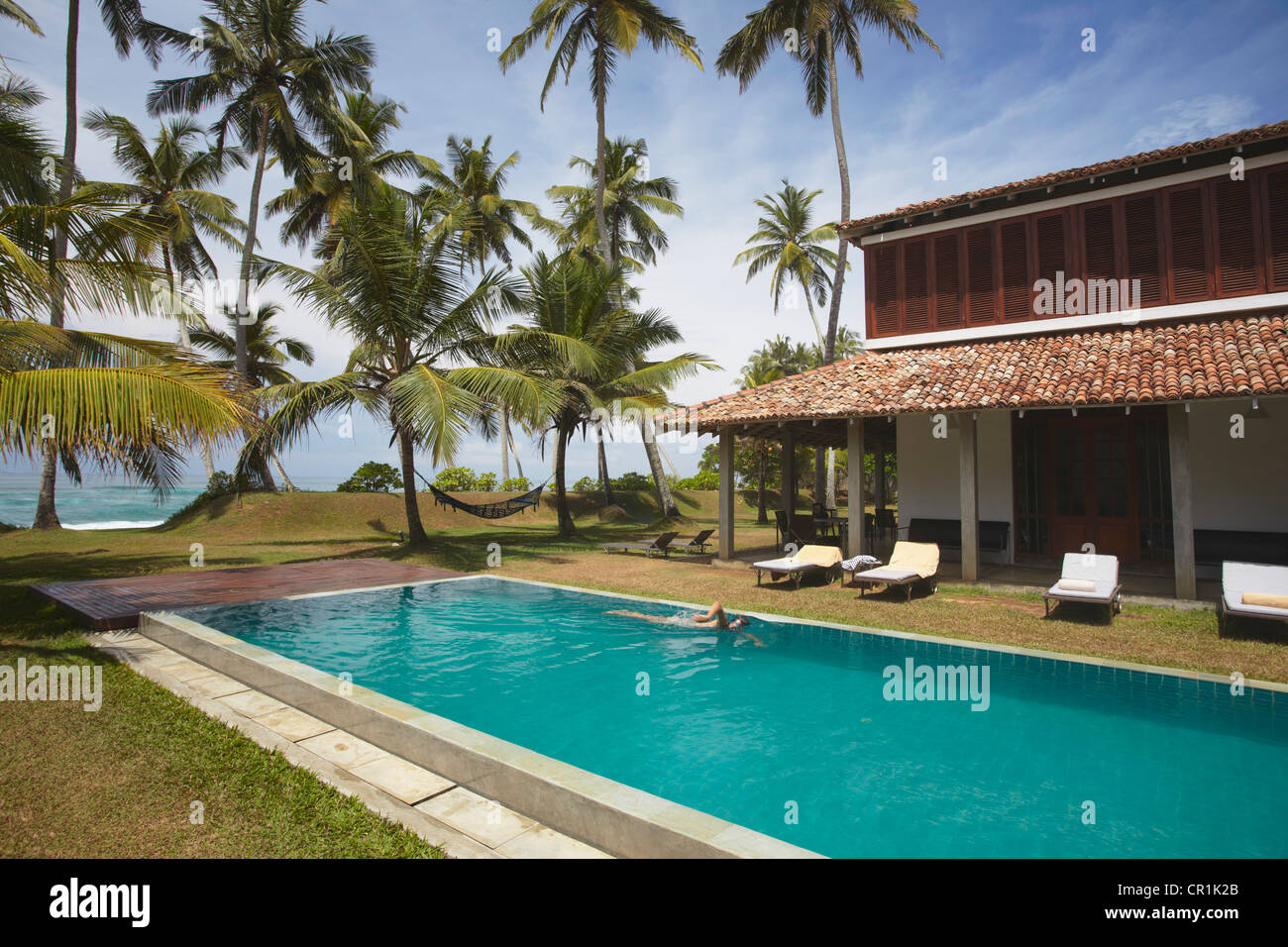 Frau, Schwimmen im Pool im Frangipani-Baum Boutique Hotel, Thalpe, südlichen Provinz, Sri Lanka Stockfoto