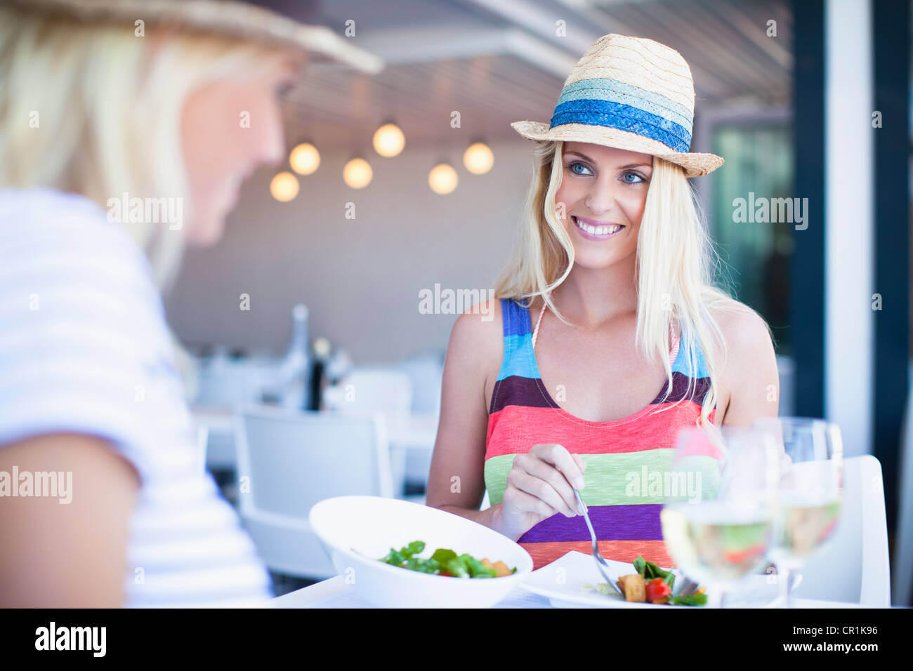 Frauen essen gemeinsam im café Stockfoto