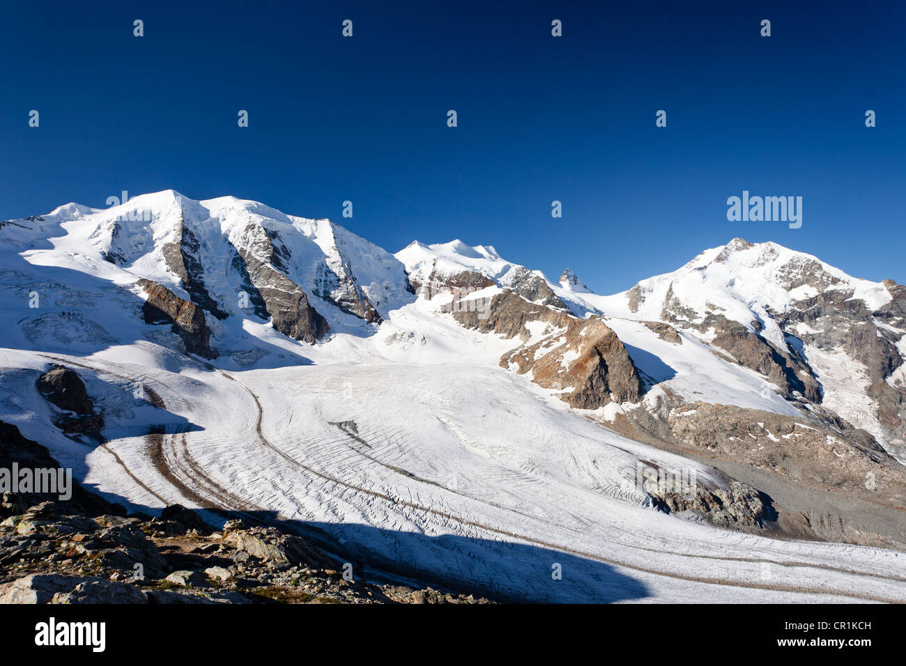 Blick auf den Piz Palue Mountain, Morteratsch-Gletscher im Vordergrund,  Bellavista Berg und Berg Piz Bernina mit Biancograt Stockfotografie - Alamy