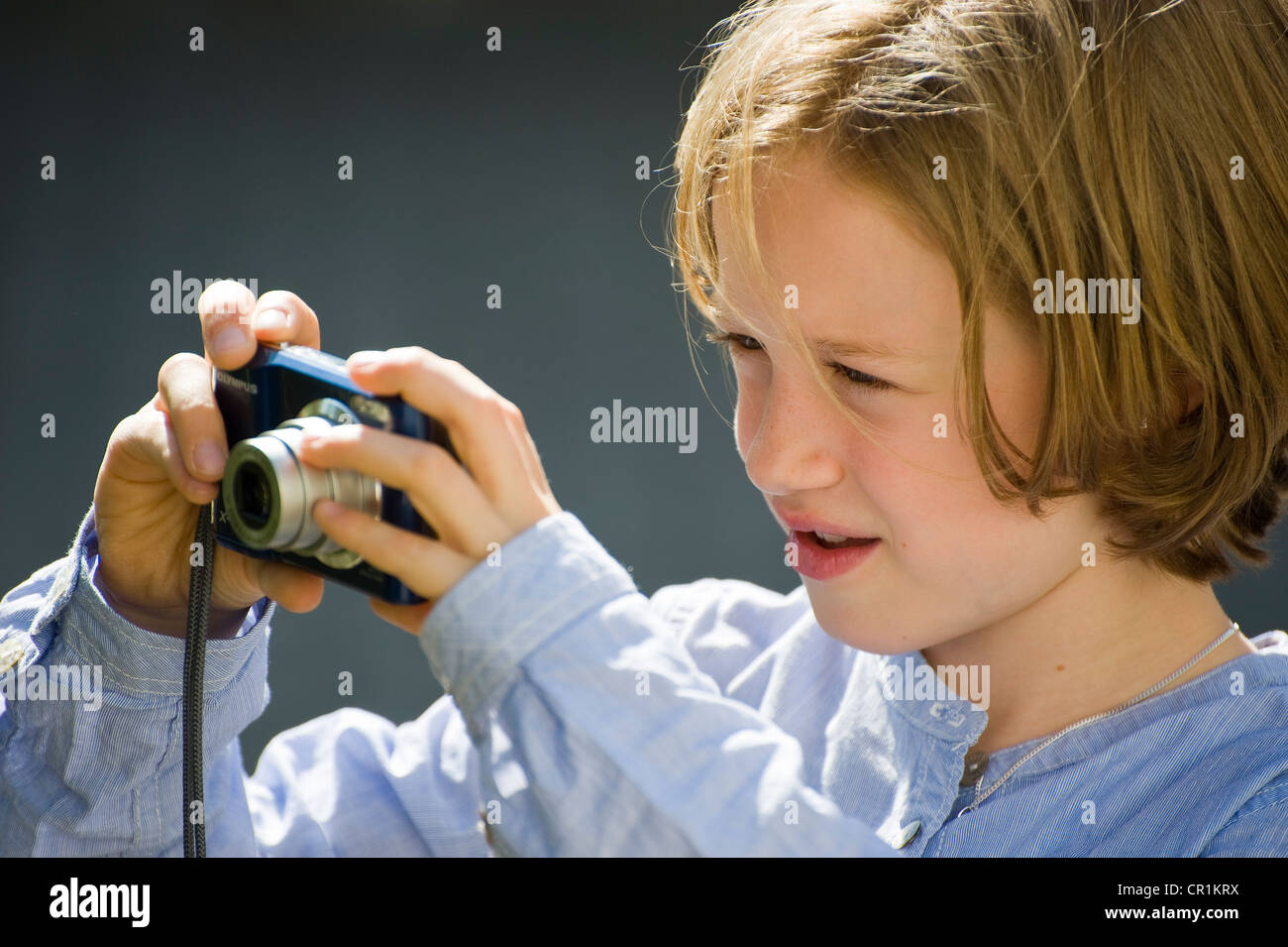 Mädchen, acht Jahre, Fotografieren mit einer digitalen Kamera Stockfoto