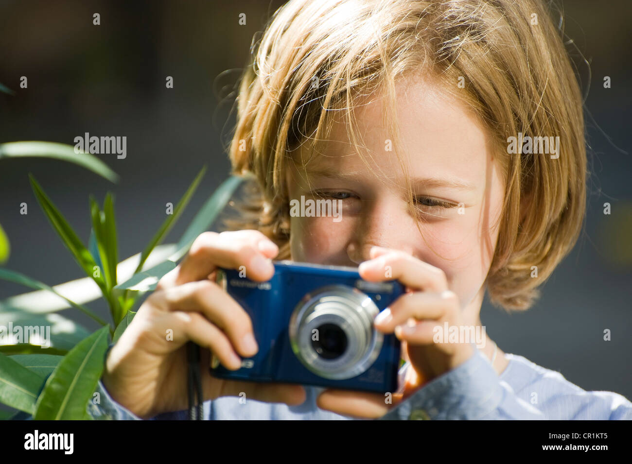 Mädchen, acht Jahre, Fotografieren mit einer digitalen Kamera Stockfoto