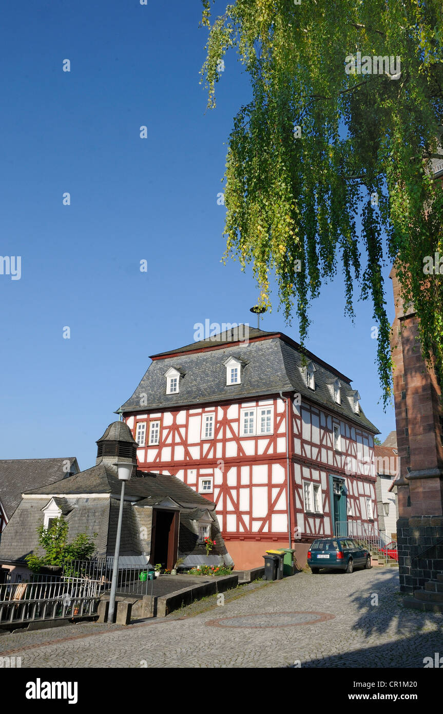 Ältesten Rathaus und Fachwerkbau in der Altstadt von Biedenkopf, mit dem Wilden Mann oder Hessenmann in der Stockfoto